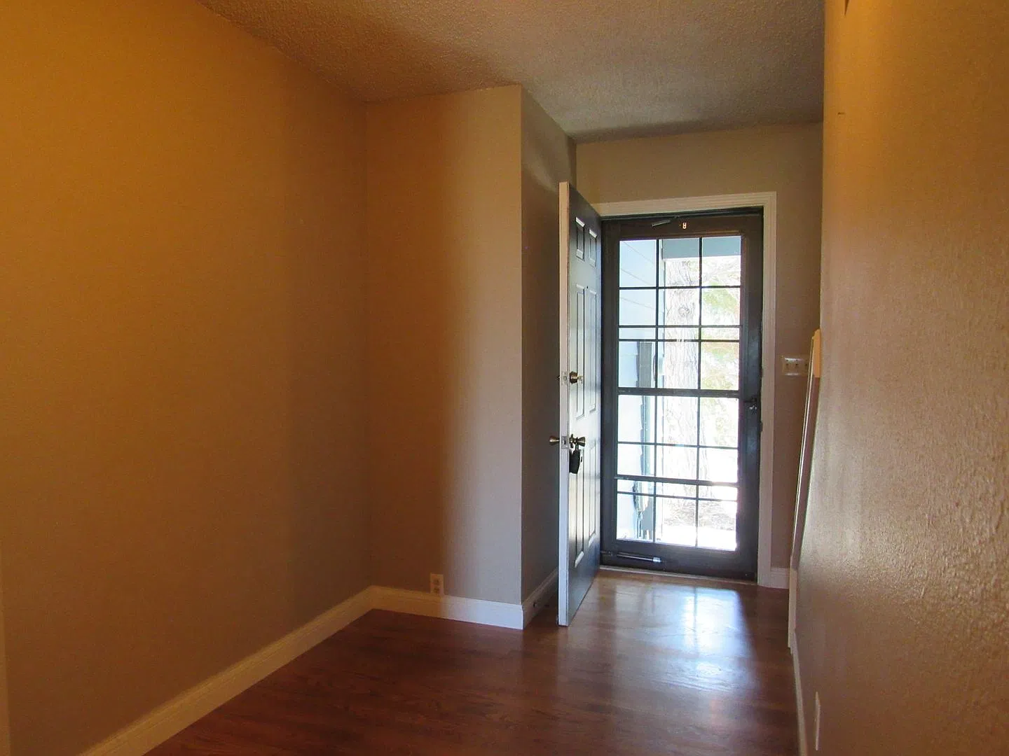 Great Townhouse on Quiet Eastside 3 bd, 2.5 w 2 Car Garage — Photo 3