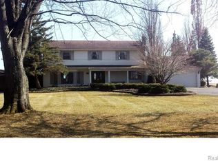 48984 Point Lakeview Dr, Chesterfield, MI 48047