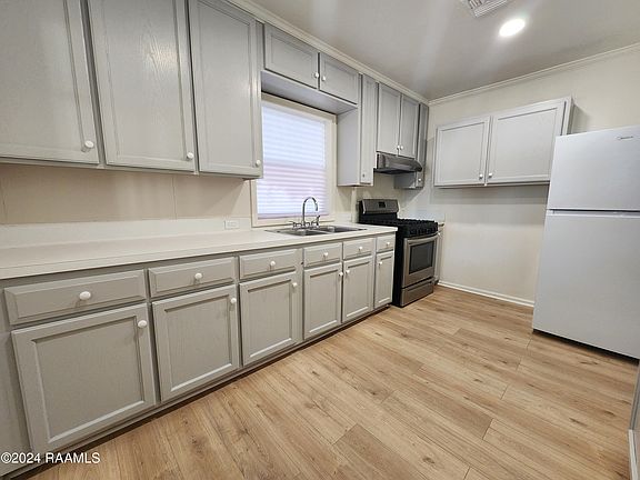 4th image of 409 Ashton St