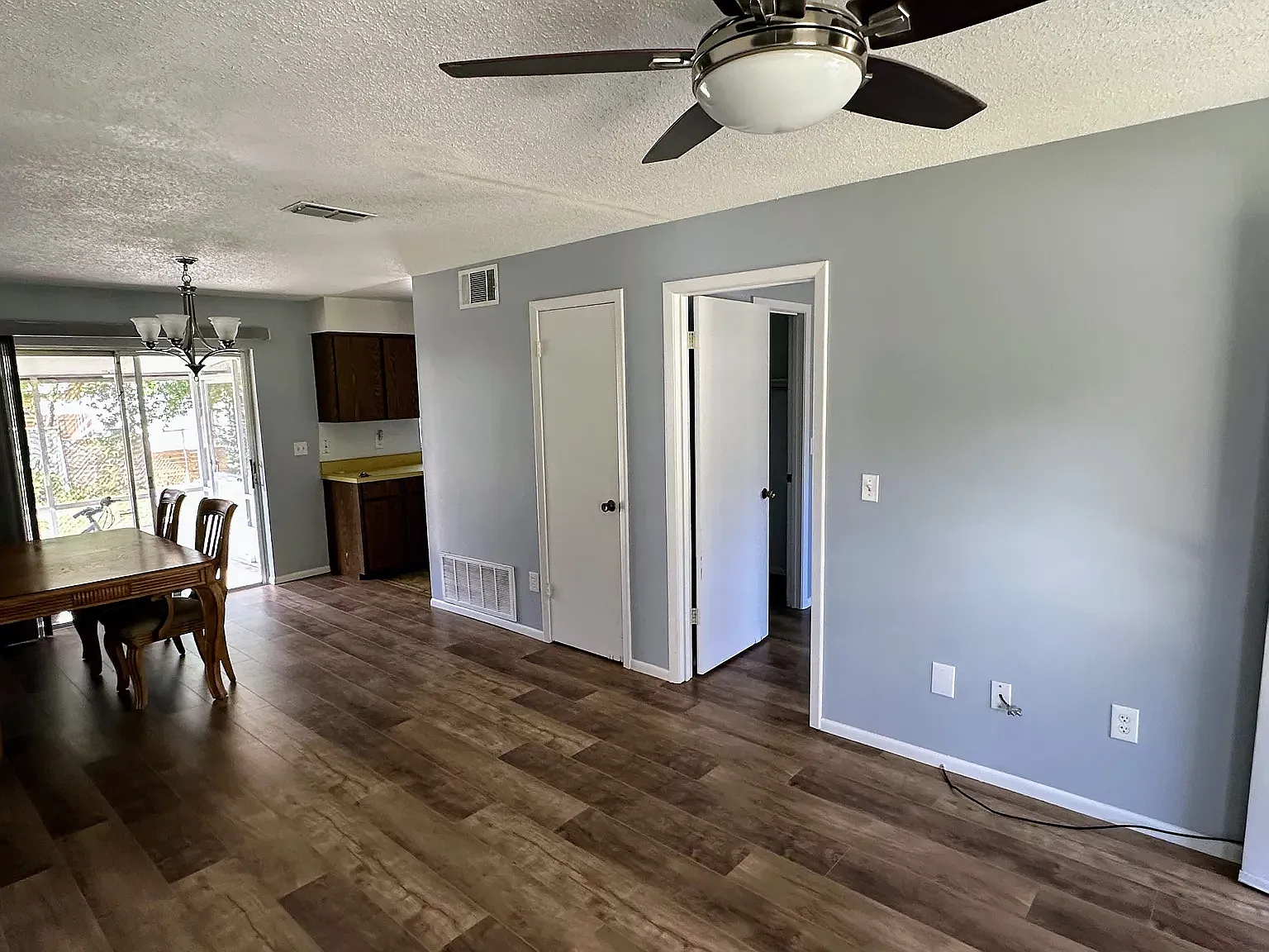 3 bed, 1.5 bath, 1000 sqft, $1,900 — Photo 4