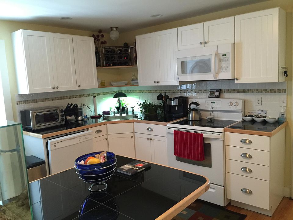 Kitchen with peninsula