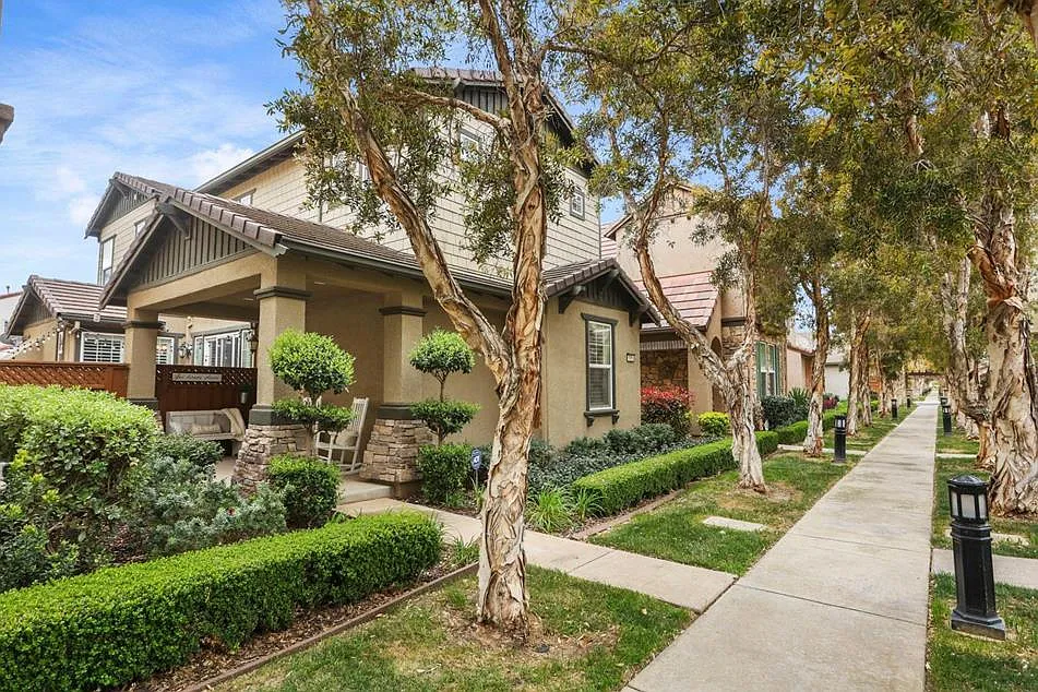 171 W Santa Cruz Way