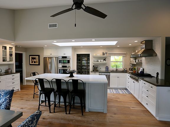 Large island/open kitchen