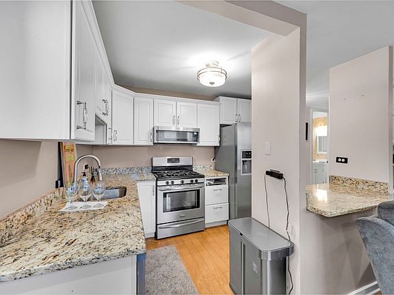 4th image of 2605 S Indiana Ave Unit 403