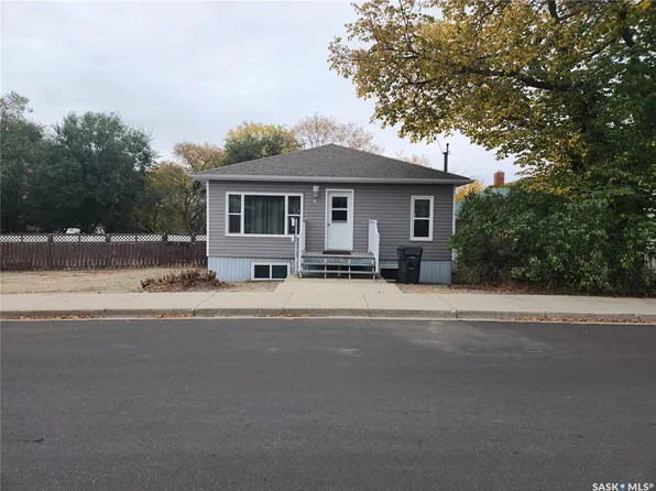 19 10th AVENUE NE, Swift Current, SK S9H 2T1