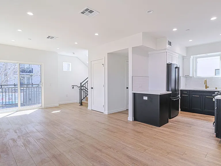 1227 N June St #1227 — Photo 7
