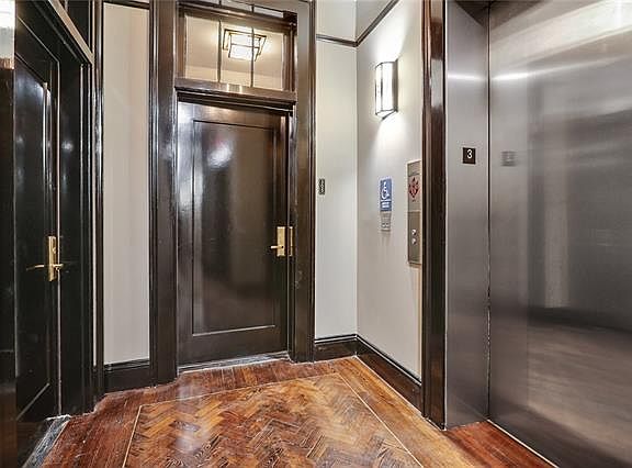 3rd image of 419 Carondelet St #305F