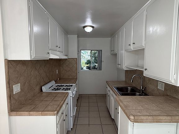 4th image of 15420 Vanowen St #8031c196d