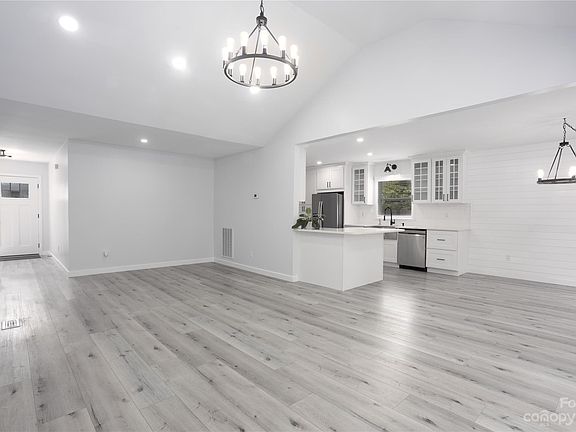 4th image of 125 Halifax Ct