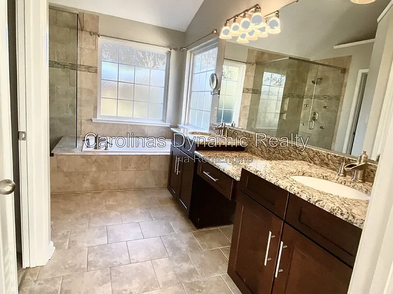 605 Queenswater Ln — Photo 22