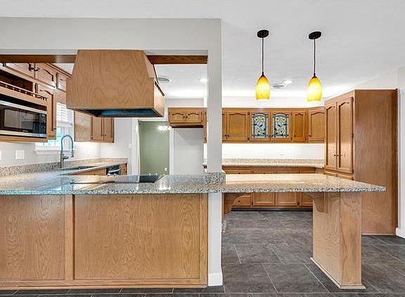 4th image of 224 Saint Nicholas St