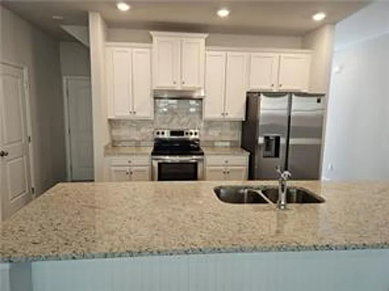 220 Turner Ln — Photo 35