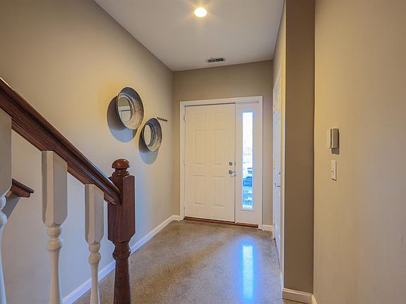 4th image of 568 Empress Ave