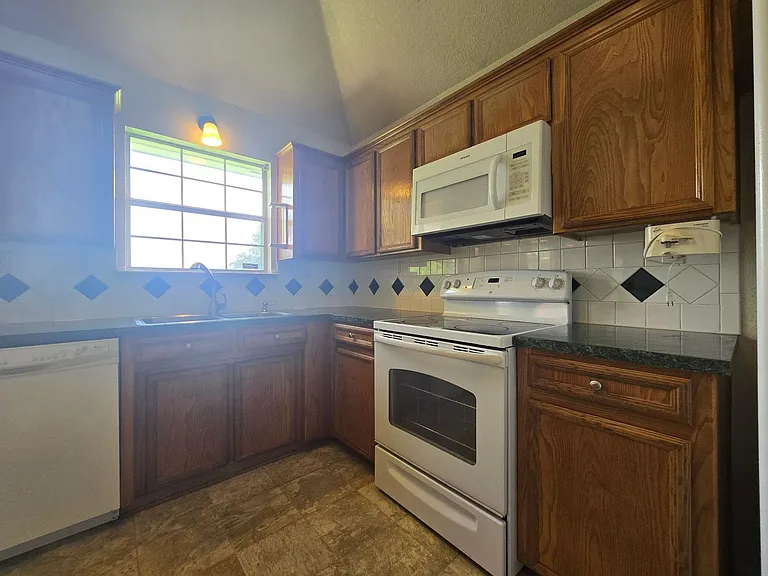 2305 Amethyst Dr — Photo 5