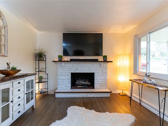 2nd image of 432 Wyndhurst Dr