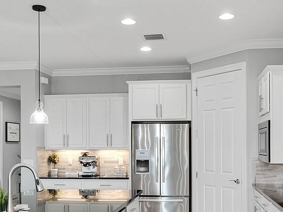 5th image of 345 SE Huntington Cir