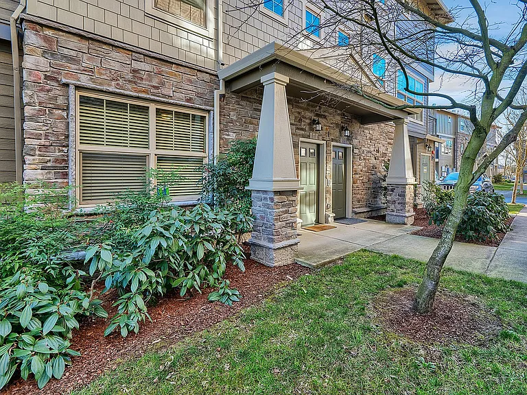 780 NE Adwick Dr — Photo 1