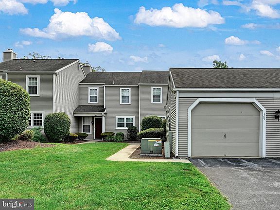 3rd image of 405 Barrington Ct