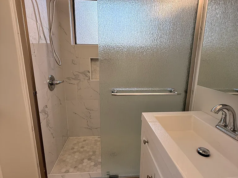 Beverly Rossmore Apartments — Photo 26
