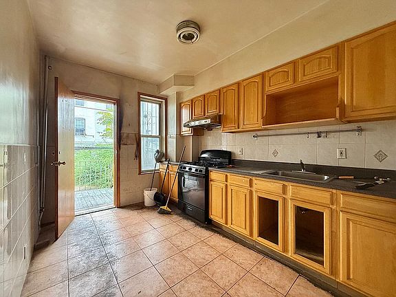 4th image of 865 55th St