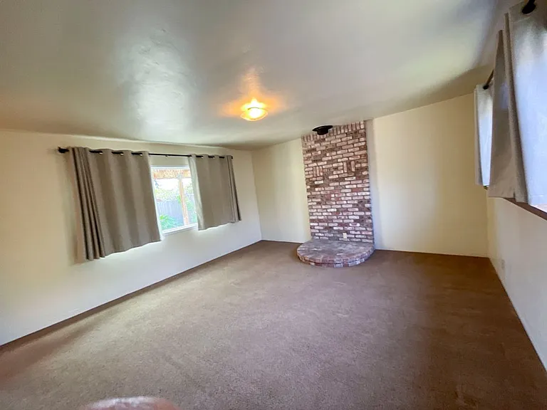 2245 Baldwin St — Photo 12