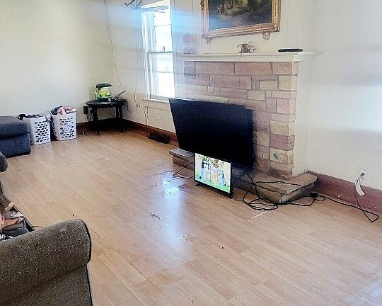 5th image of 1002 W Dominick St