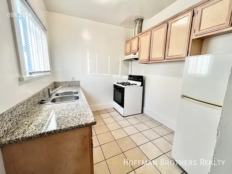 324 E Esther St #7 — Photo 1