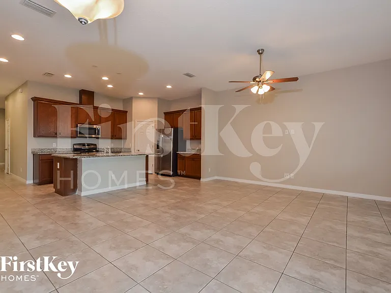 824 Grand Hilltop Dr — Photo 3