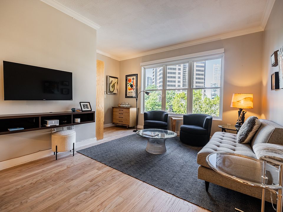 Open floor plan with living room / dining area