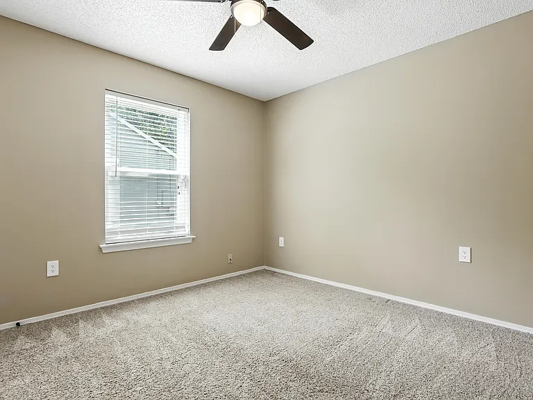 1614 Calgary Trl — Photo 16