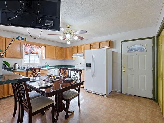 5th image of 149 E Bellevue Dr