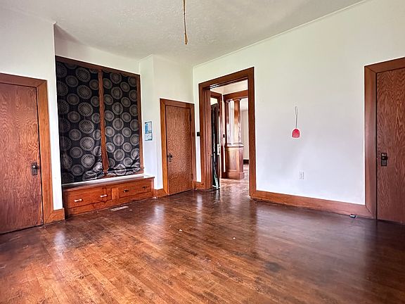 5th image of 400 N Locust St