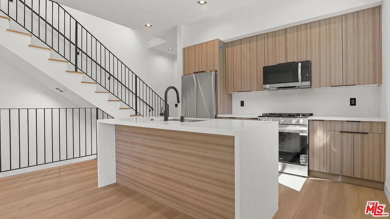 3 bed, 1600 sqft, $4,400 — Photo 3