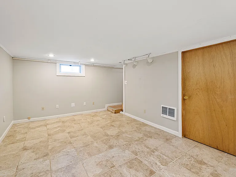 42 Neillian St — Photo 17