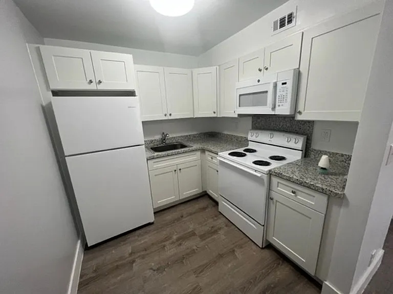2500 Johnson St — Photo 33