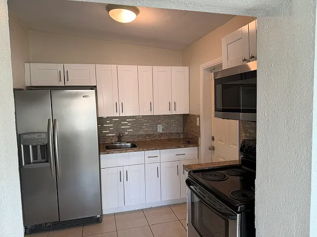 21456 Kenyon Ave — Photo 1