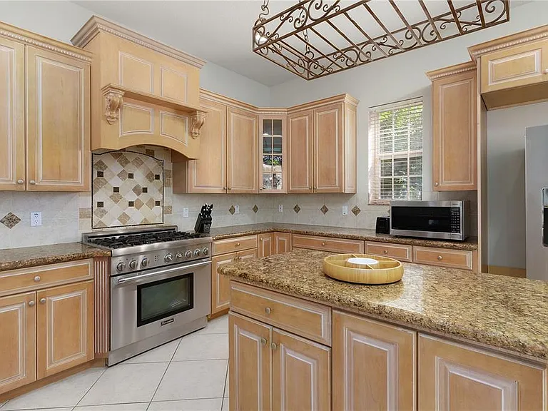216 Eastpark Dr — Photo 10