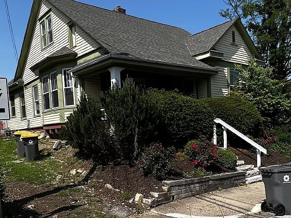 4th image of 215 E 9th St