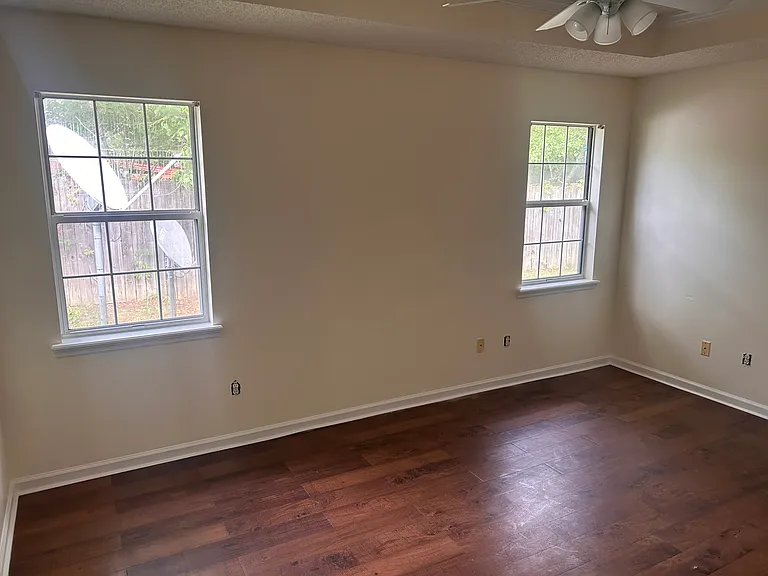 921 Pine Cone Cir — Photo 3