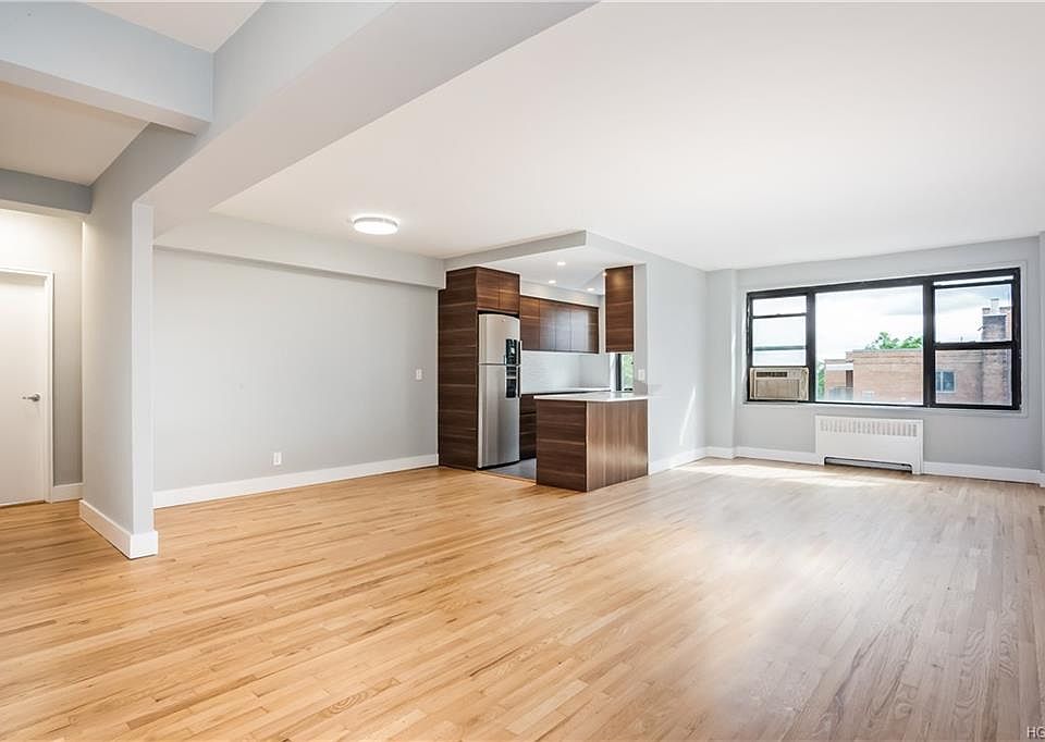 1st image of 325 Main St APT 1G