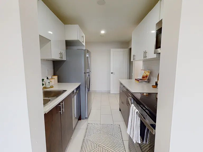 961 Wonderland Rd S — Photo 5
