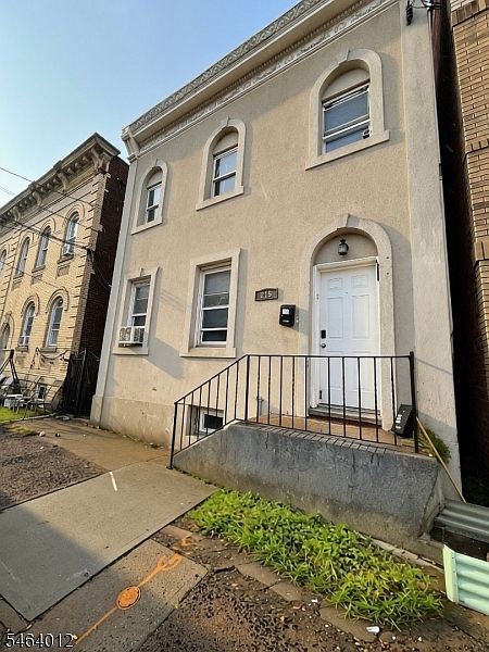 1st image of 215 Macarthur Ave