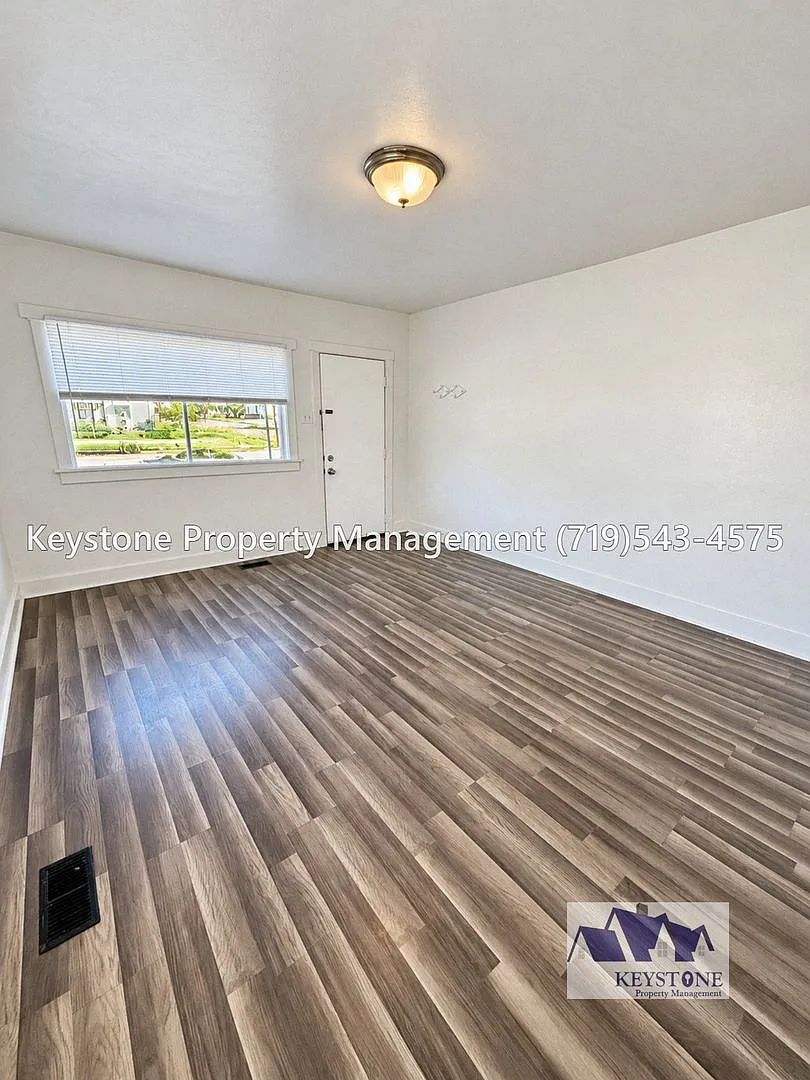 $400 OFF Special! Small Dog Allowed! 1 Bedroom/1 Bathroom/1 Car Garage for Storage $800/$800 — Photo 4