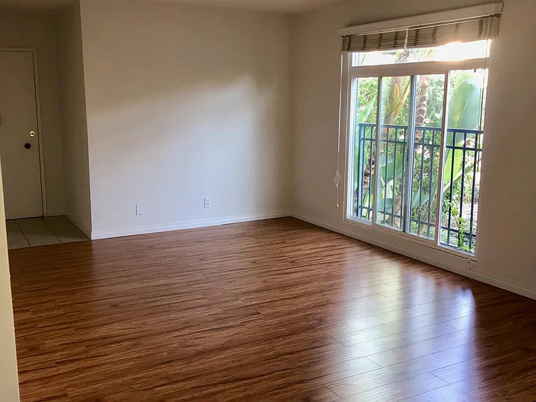 855 S Windsor Blvd #1 — Photo 4