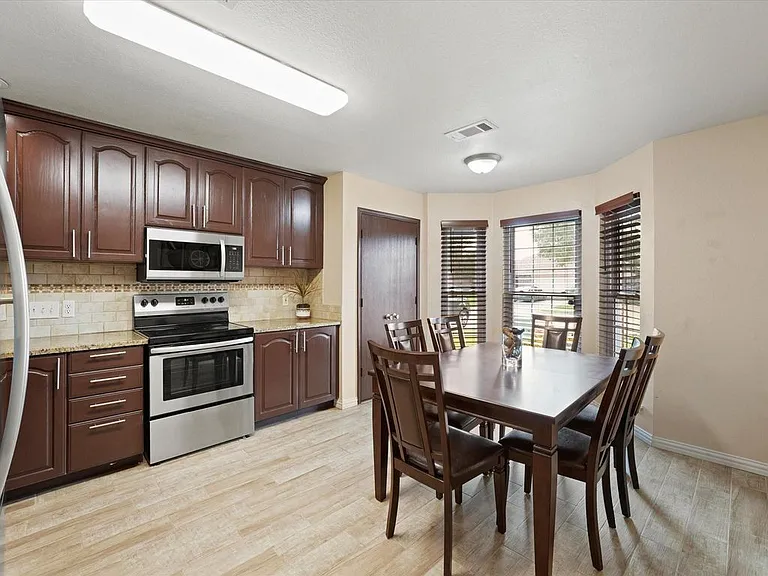 4702 Grovetree Ln — Photo 4