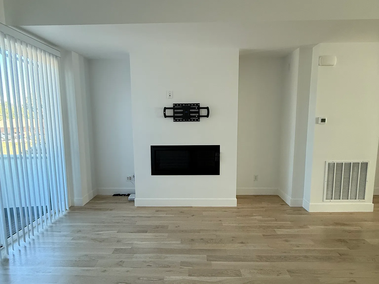 3 bed, 3.5 bath, 1815 sqft, $3,350 — Photo 3