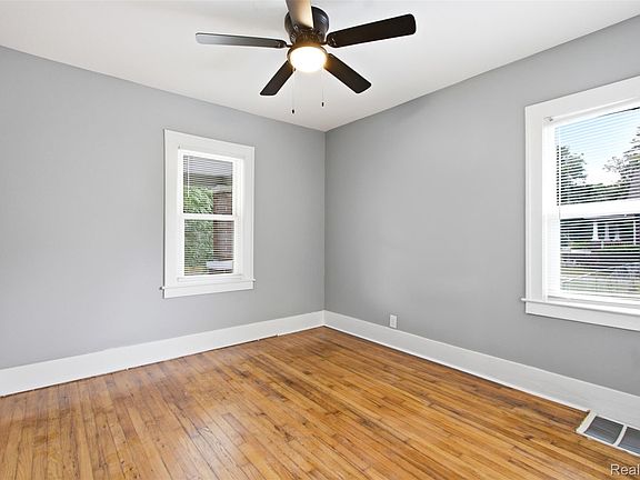 5th image of 15730 Winthrop St