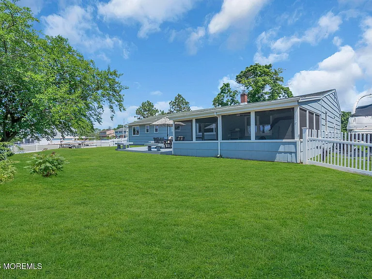 10 Harbour Way — Photo 2