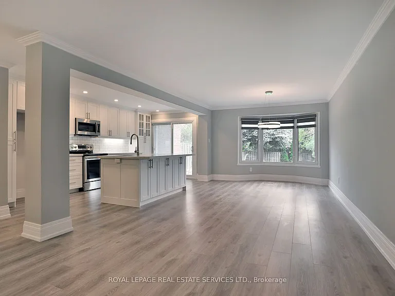 1021 Runnymead Cres — Photo 7