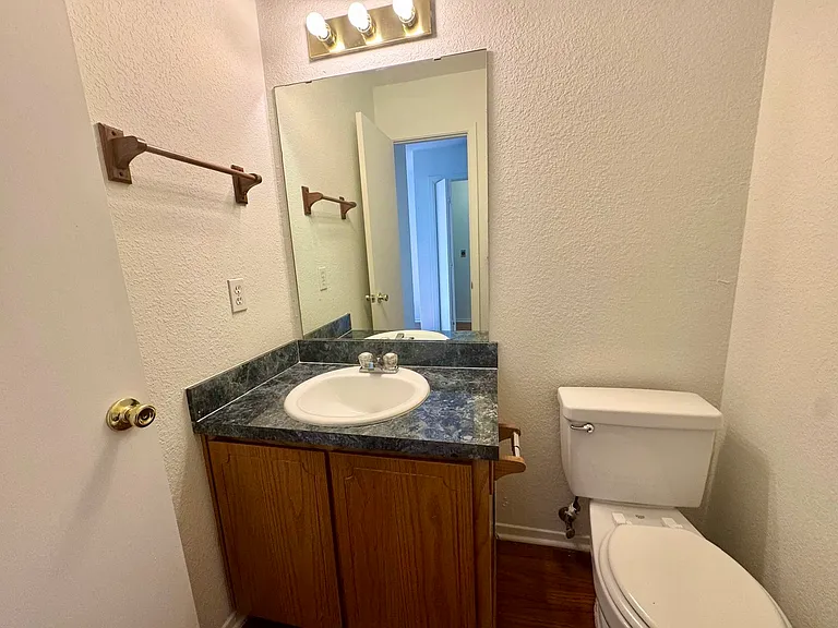 1112 Leslie Cir — Photo 5
